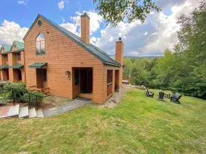 MWP59 Mount Wash Place Townhome fireplace large deck yard - Bowman