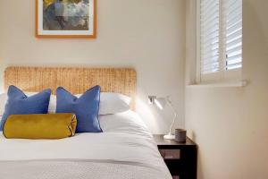 VY6 - Stylish Loft-Style 1-Bed Near Borough Market - by Short Stories London