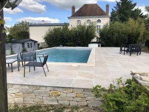 Maisons de vacances La Petite maison de Celine & Frederic avec piscine a Prehy : photos des chambres