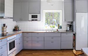 3 Bedroom Awesome Home In Örebro