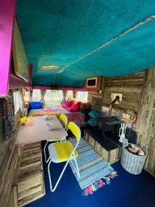 The Cwtch Peace & quiet surrounded by nature in complete privacy with rustic charm, log burner, comfy bed, fire pit, campers kitchen, beautiful surroundings - Lampeter-Velfrey