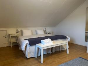 Large Twin Room with Shared Bathroom room in Trollhättans Bed and Breakfast