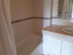 1-Bed - Sleeps 4 - Free Parking & Balcony