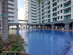 Hidayah Homestay near UKM and KTM station with high speed wifi - pool & river view