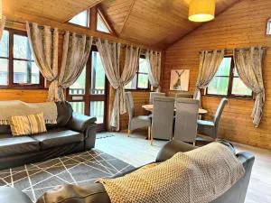 Goldcrest 1-Hot Tub-Woodland Lodges-Carmarthenshire-Tenby - Banc-y-felin