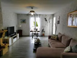 Maison plain pied avec jardin, terrasse et veranda - Châteaubernard