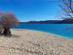 Appartements Appartement d'une chambre avec vue sur le lac terrasse amenagee et wifi a Sainte Croix du Verdon a 2 km de la plage : photos des chambres