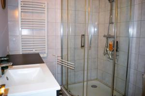 Appartements L'escapade - Logement les pieds dans l'eau a Luc : photos des chambres