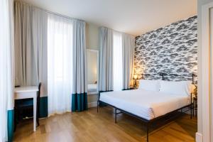 Double Room with Balcony and Lake View room in Belvedere