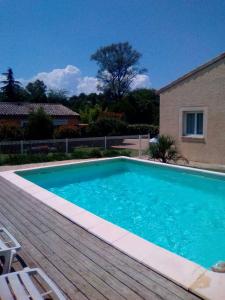 Maisons de vacances Agreable maison entre riviere et centre du village avec piscine : photos des chambres