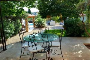 Une villa en Provence, piscine et jardin ombragé