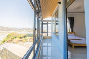 Phòng có giường cỡ King nhìn ra cảnh núi non (King Room with Mountain View)