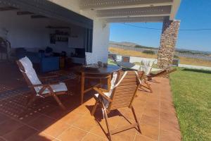 CRISTELIA SEAFRONT & POOL VILLA