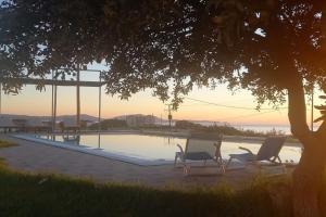CRISTELIA SEAFRONT & POOL VILLA