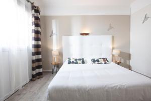 Hotels Hotel Les Rocailles : Chambre Double Confort avec Baignoire 