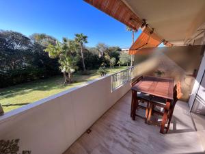 Appartement climatisé avec terrasse, vue jardin et piscine