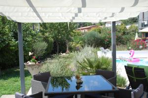 Appartements Gite Le Logis Vallat Bas : Studio - Vue sur Piscine 