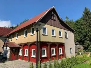 Waldferienhaus Dunja mit Whirlpool, Sauna u Garten - Hain