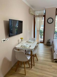 Mimosa’s apartment with lovely balcony