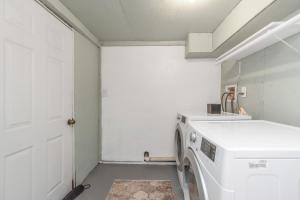 Sleeps 19! 3 Kitchens, LRs, 4 BR 4.5 BTH - Beauty