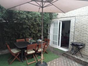 Dormir entre limones, Casa de invitados en vivienda familiar