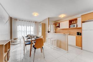 100m to a beach Spacious apartm