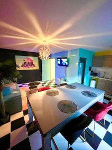 Appartements Capsule Miami Vice - Jacuzzi - Billard - Ecran cinema & Netflix - Ping-Pong - Nintendo & Jeux- : photos des chambres