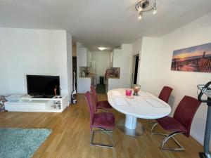 Large 75m2 Modern Flat 2 Bedrooms + Living Room with Balcony and Free Parking