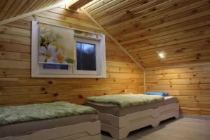 Holzhaus am See mit Panoramablick