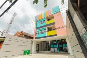 Sans Hotel Clover Ace Surabaya by RedDoorz - Gresik