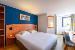 Hotels Comfort Hotel Evreux : Chambre Triple Lit Queen-Size - Non-Fumeurs