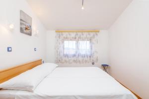 Apartments with parking space Medulin - 7495