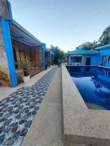R&D Travellers Inn