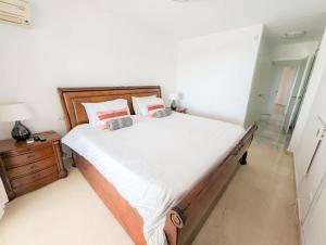 Fantastic views, large apartment with 3 Pools, Minutes from Beach and Golf Mijas Costa Spain