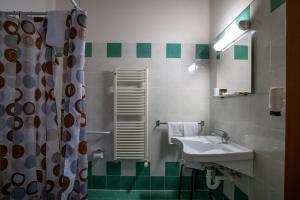 Doppel- oder Zweibettzimmer mit Fenster und Flussblick