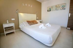 San Juan Beach apartment with AC and views