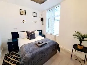 SPACIOUS 3 Bed APARTMENT, EN-SUITES, NEAR TRAIN STATION! - 布希