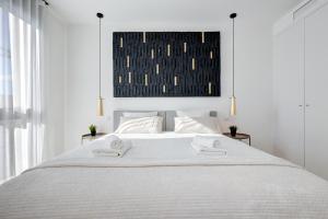 Modern, elite hillside home wsea & mountain views