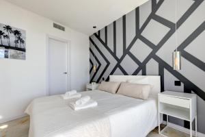 Modern, elite hillside home wsea & mountain views