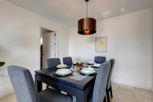 Modern, elite hillside home wsea & mountain views