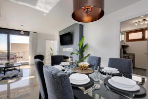 Modern, elite hillside home wsea & mountain views