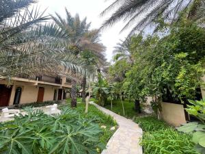 Date Palm Inn