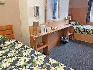 Twin Room with Private Bathroom room in Hayward Hotel