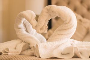 STUNNING 3 Double Bedroom Apartment - *Town Centre Near Beach*