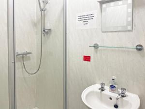 Double Room with Private Bathroom room in Hayward Hotel