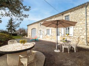 Maisons de vacances Holiday Home Gite La Truffiere Saintongeaise by Interhome : photos des chambres