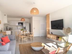 Apartment Les Patios de Flore-2 by Interhome