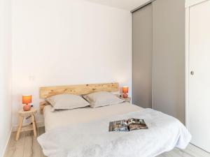Apartment Les Patios de Flore-2 by Interhome
