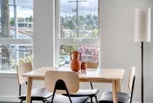 Ballard 2BR w BBQ Lounge WD onsite retail SEA-328