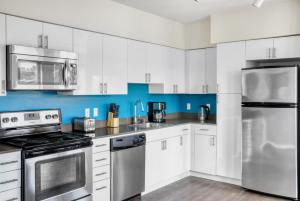 Ballard 2BR w BBQ Lounge WD onsite retail SEA-328